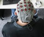 Maladie d'Alzheimer : le CHU de Montpellier teste un casque susceptible de ralentir la progression de la maladie